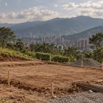 Lote nivelado y delimitado para construir una casa prefabricada en Medellín.