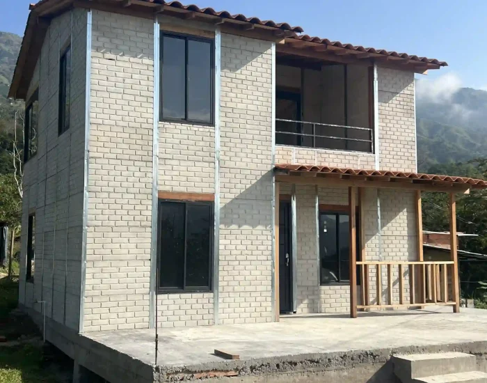 Casa prefabricada en obra gris