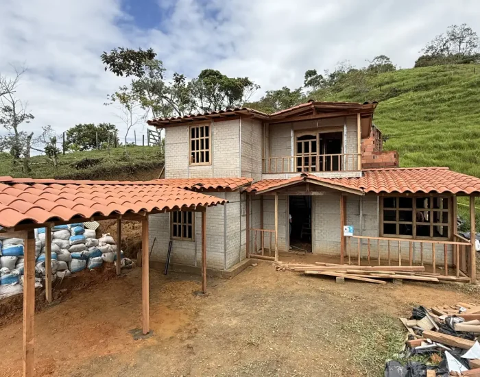 casa campestre en obra gris